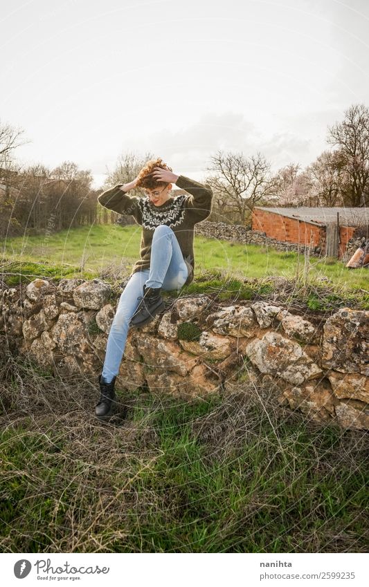 Junge rothaarige Frau, die die Natur genießt. Lifestyle Freude Glück schön Haare & Frisuren Leben Sinnesorgane Erholung Freizeit & Hobby Freiheit Mensch feminin