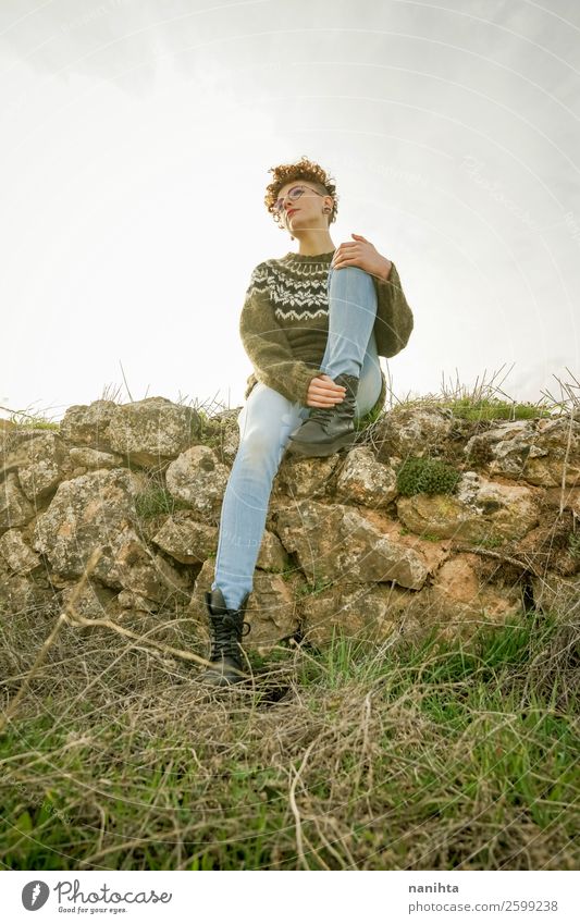 Junge rothaarige Frau, die die Natur genießt. Lifestyle Freude Glück schön Haare & Frisuren Leben Sinnesorgane Erholung Freizeit & Hobby Freiheit Mensch feminin