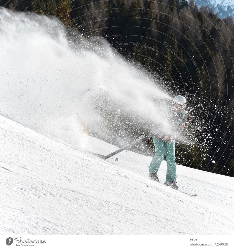 Kampf dem Schnee Mensch Junge Frau Jugendliche Junger Mann Erwachsene 1 Natur Landschaft Winter Schneefall Baum Wald Hügel Berge u. Gebirge Brille Helm fahren