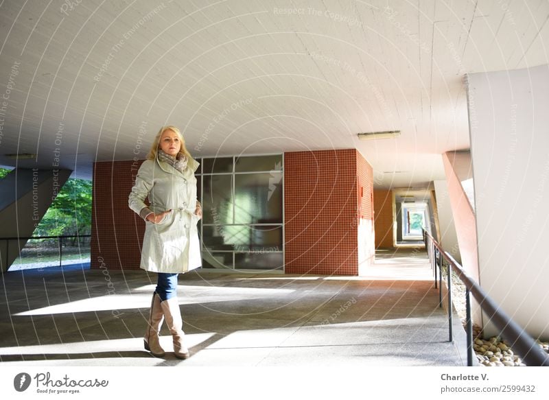 Haltung Mensch feminin Frau Erwachsene Weiblicher Senior 1 45-60 Jahre Gebäude Architektur Mehrfamilienhaus Mauer Wand Fenster Säule Geländer Decke Jeanshose