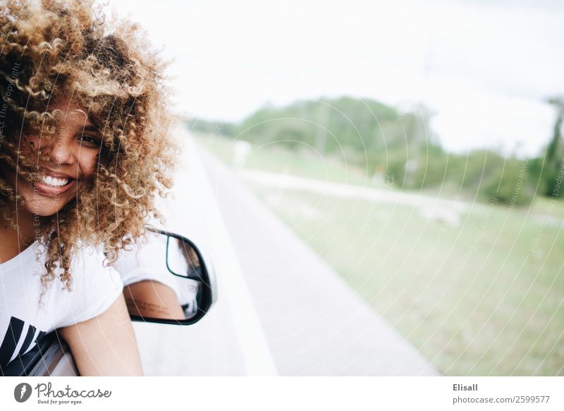 Glückliche Frau, die im Auto unterwegs ist. Mensch 1 Gefühle Freude Fröhlichkeit Lebensfreude Frühlingsgefühle Begeisterung Euphorie selbstbewußt Coolness