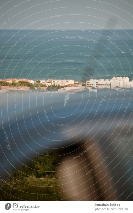 übers Dach ins Meer Umwelt Landschaft Wolkenloser Himmel Schönes Wetter Küste Strand Mittelmeer Frankreich Südfrankreich Erfahrung Erholung Erwartung Freiheit