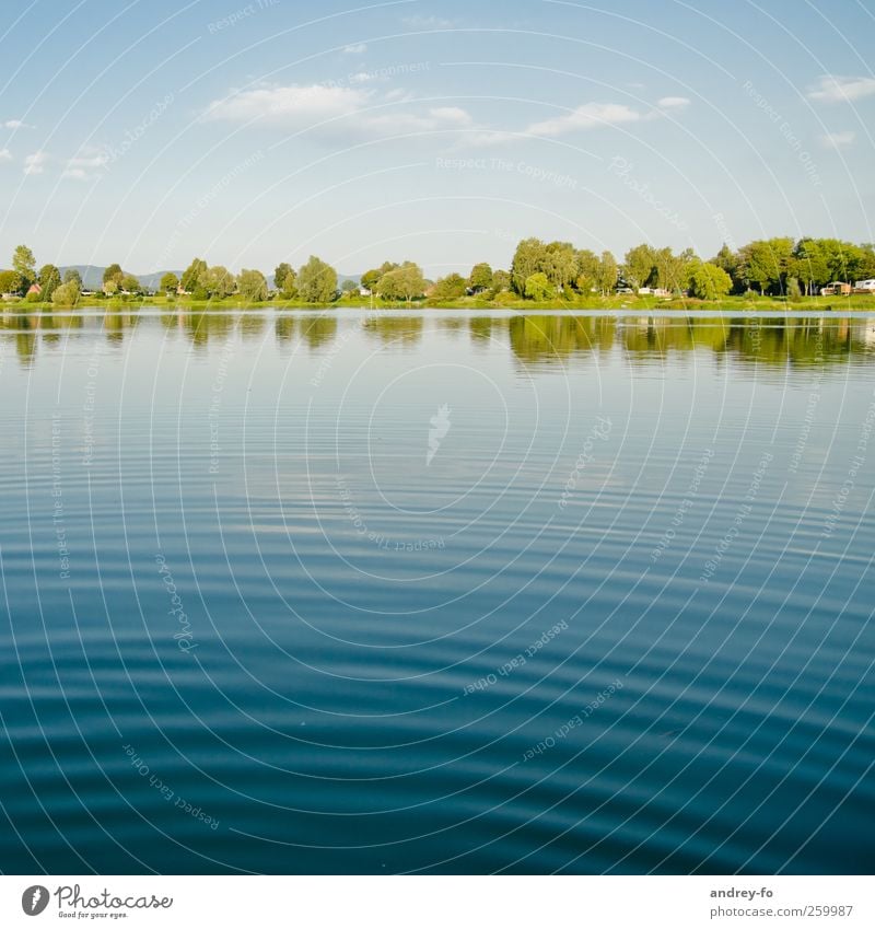 Sommerzeit Natur Wasser Himmel Horizont Schönes Wetter Küste See Sauberkeit blau Umwelt Umweltschutz Ferien & Urlaub & Reisen Teich Teichufer Wellen Spiegelbild