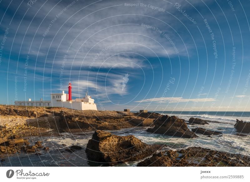 Leuchtturm an Portugisischer Felsküste am Meer vor blauem Himmel Weitwinkel Außenaufnahme Farbfoto Horizont Fernweh ruhig weiß braun maritim alt Frankreich