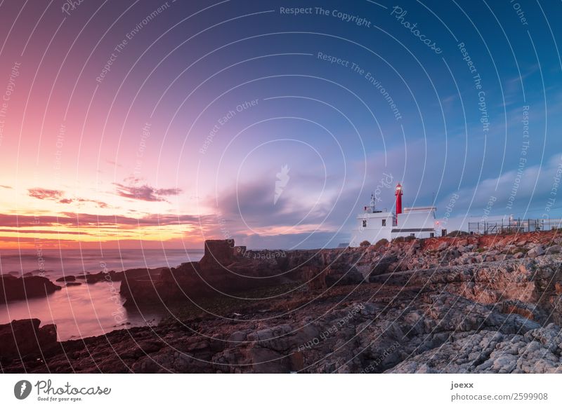 Leuchtturm Cabo Raso an Felsküste bei Sonnenuntergang Portugal Himmel Küste Felsen felsig Gebäude rot orange blau Landschaft Seascape Meer Horizont