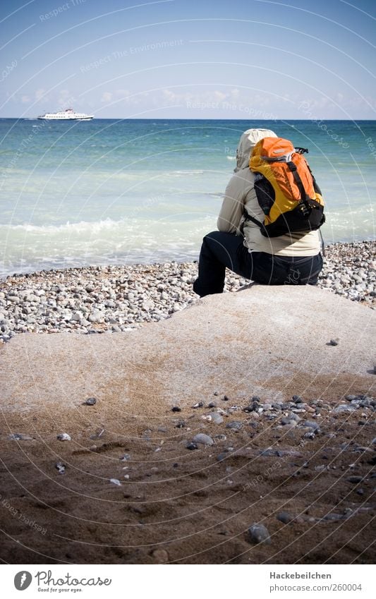 fernweh Mensch 1 18-30 Jahre Jugendliche Erwachsene Wasser Horizont Winter Wetter Wind Wellen Küste Strand Passagierschiff träumen Gefühle Farbfoto