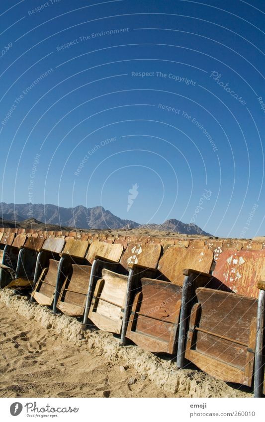 Wüstenkino III Umwelt Natur Himmel Wolkenloser Himmel Sommer Dürre außergewöhnlich trocken Kino Kinosaal Kinosessel Stuhl Freiraum Farbfoto Außenaufnahme