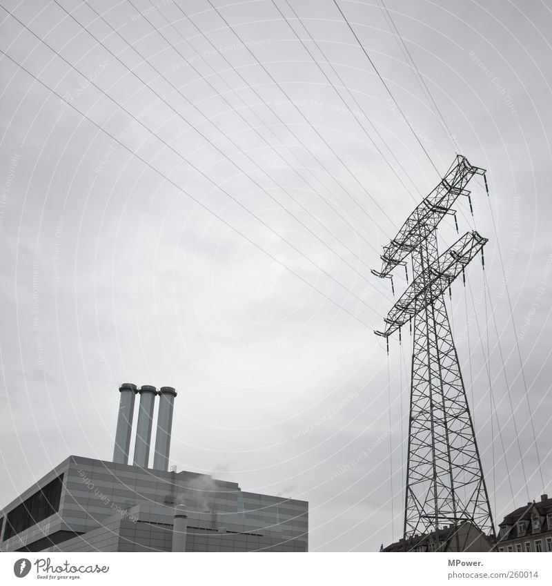 kraftwerk Wohnung Haus Energiewirtschaft Kohlekraftwerk 3 Mensch Himmel Fenster Schornstein hässlich kalt grau Hochspannungsleitung Aussicht Elektrizität