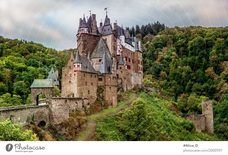 Burg Eltz Ferien & Urlaub & Reisen Tourismus Sightseeing wandern Architektur Kultur Natur Landschaft Herbst Wald Hügel Schlucht Tal Wierschen Eifel