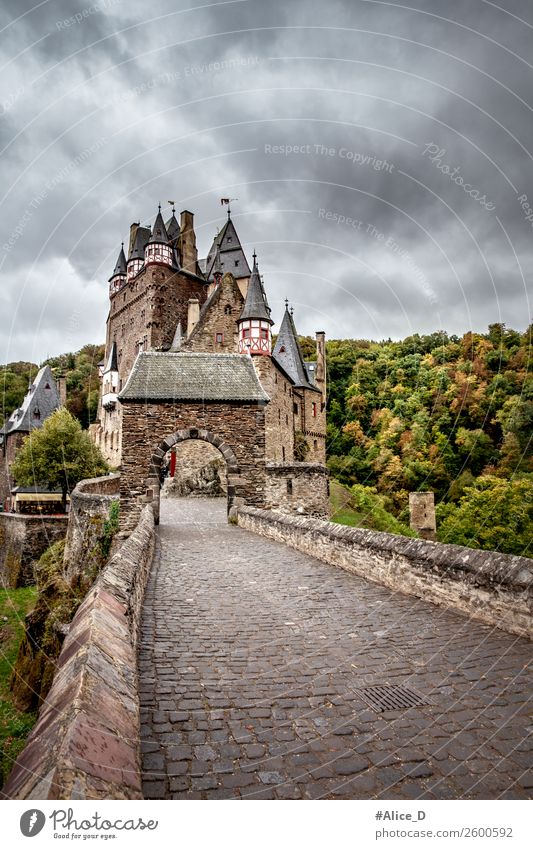 Burg Eltz Eifel Deutschland Ferien & Urlaub & Reisen Tourismus Ausflug Sightseeing wandern Kultur Natur Park Wald Hügel Berge u. Gebirge Wierschen Tal Elz