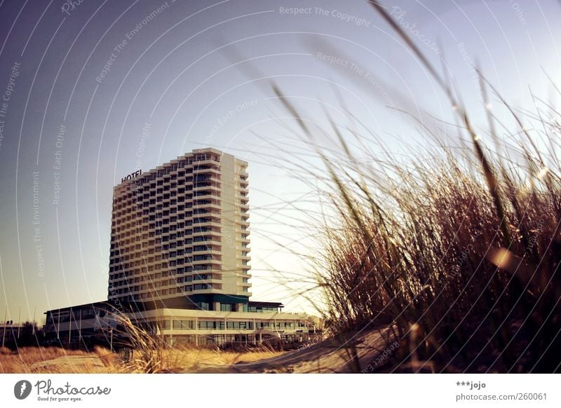 heartbreak hotel. Warnemünde Ferien & Urlaub & Reisen Architektur Beton Ferienanlage Himmel Hotel modern Plattenbau Sand Sandstrand Strand Strandhotel