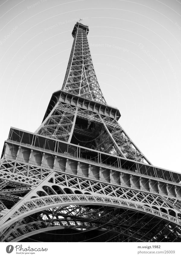 Eiffelturm Schwarzweißfoto Außenaufnahme Menschenleer Froschperspektive Sightseeing Städtereise Paris Turm Bauwerk Sehenswürdigkeit Wahrzeichen Denkmal