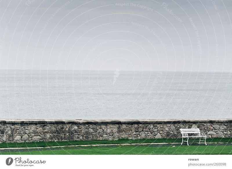 bank Landschaft schlechtes Wetter Wellen Küste Seeufer Meer dunkel kalt Bank sitzen Sitz Mauer Stein Wasser Sportrasen Nebel Park Erholung ruhig Ruhepunkt grau