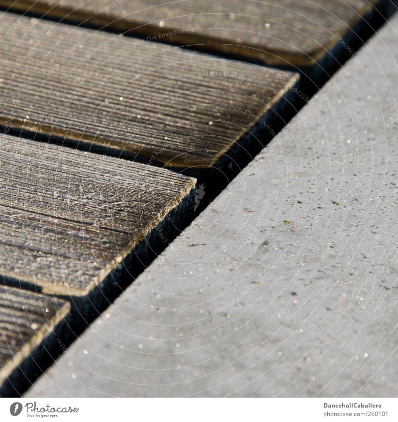 hölzerne Diagonale Eis Frost Beton Holz Linie ästhetisch dreckig braun grau Design innovativ Kreativität Symmetrie Geometrie diagonal Geodreieck