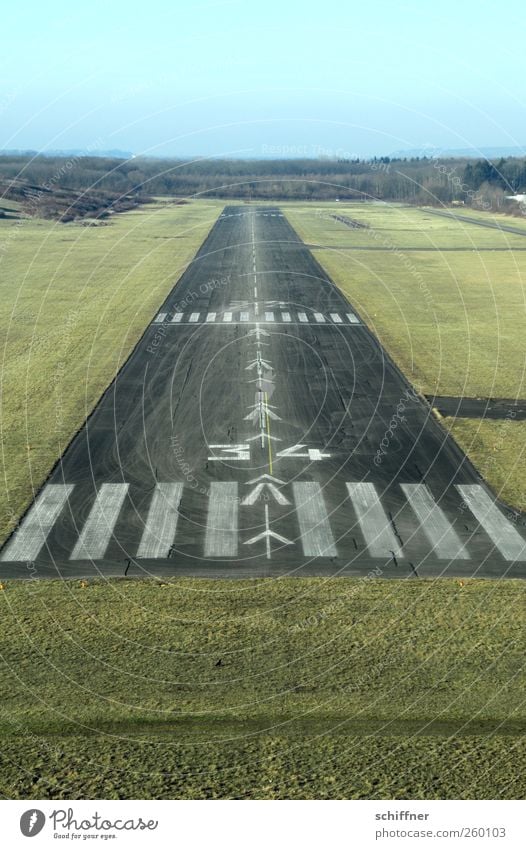 Bitte stellen Sie das Rauchen ein... Luftverkehr außergewöhnlich aufregend Landen Landebahn Landeplatz Landeerlaubnis Flugzeuglandung Zebrastreifen aufsetzen