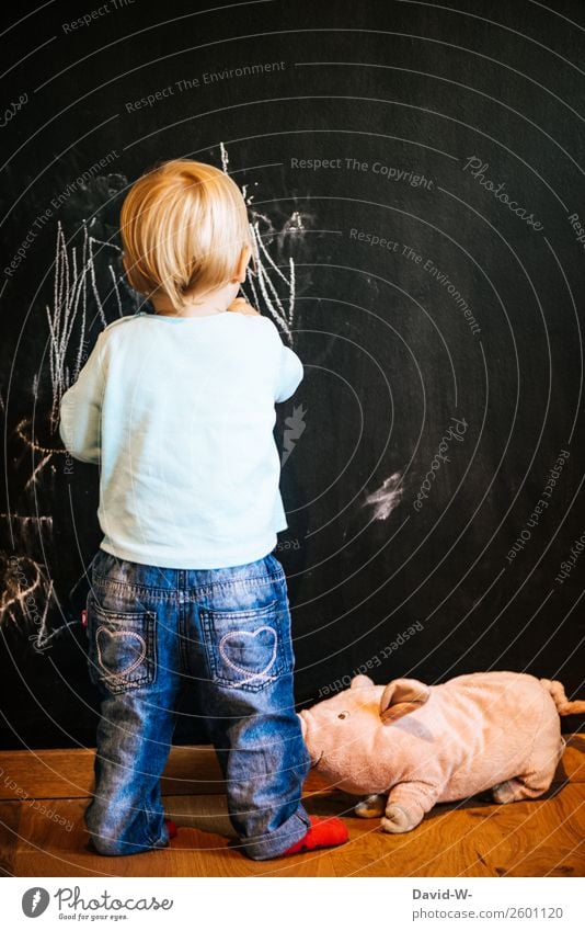 kleiner Künstler elegant Stil Kindererziehung Bildung lernen Tafel Kleinkind Mädchen Junge Kindheit Leben 1 Mensch 1-3 Jahre zeichnen Freude Zufriedenheit