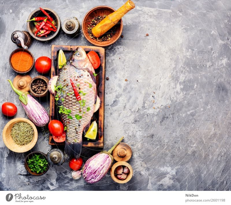 Frischer roher Fisch und Lebensmittelzutaten Karpfen Meeresfrüchte frisch Mahlzeit Bestandteil Gesundheit Schneidebrett Essen zubereiten Paprika Tomate Gemüse