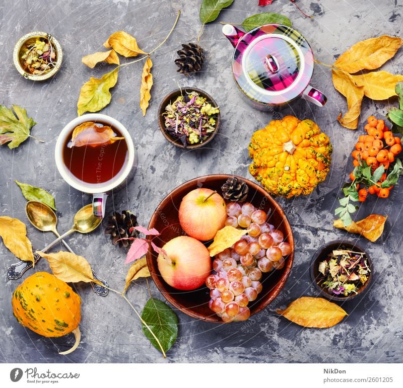 Tasse Tee mit Herbstblättern Apfel trinken fallen heiß rustikal warm Saison hölzern Stillleben Frucht Teekanne Wasserkessel Tisch Traube altehrwürdig Getränk