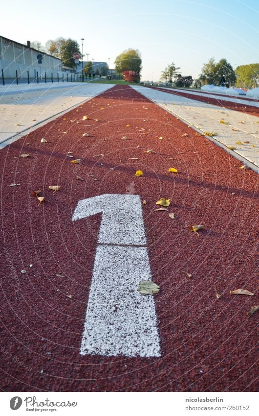 366 Freizeit & Hobby Ausflug Sport Leichtathletik Sportler Preisverleihung Erfolg Joggen Sportveranstaltung Rennbahn Menschenleer Mauer Wand Schriftzeichen