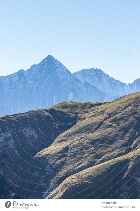 Berge Natur Landschaft Erde Luft Himmel Wolkenloser Himmel Wiese Wald Hügel Felsen Alpen Berge u. Gebirge Gipfel natürlich blau braun grün Bergkamm wandern