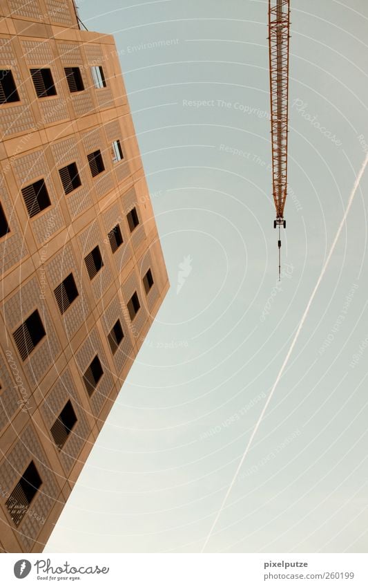 wachsende neubauten II Skyline Menschenleer Hochhaus Architektur Fenster hoch modern Stadt Kran bauen Baustelle Himmel Kondensstreifen Farbfoto Außenaufnahme