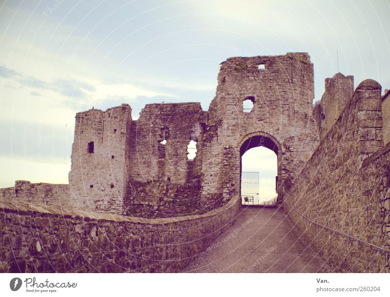 Trim Castle Himmel Wolken Republik Irland Burg oder Schloss Ruine Mauer Wand Fenster Tor Sehenswürdigkeit Stein alt groß blau rot verfallen Zerstörung Farbfoto