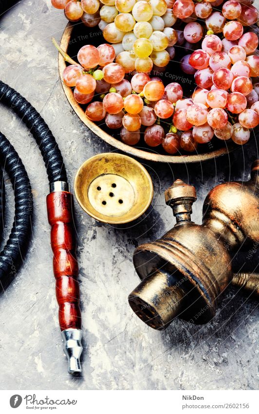 Wasserpfeife mit Aromatrauben Wasserpfeifenrauch shisha Trauben Rauchen Tabak nargile Beeren Nikotin Osten Erholung Frucht arabisch Mundstück Röhren duftig