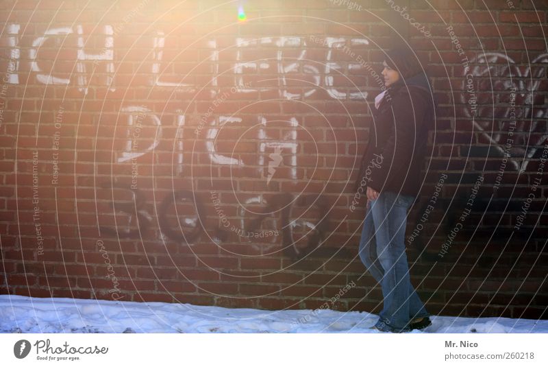 ohne worte ! Frau Erwachsene Schnee Gebäude Mauer Wand Jeanshose Jacke Gefühle Glück Sympathie Freundschaft Liebe Verliebtheit Graffiti anlehnen träumen