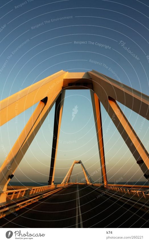 Brücke Himmel Wolkenloser Himmel Schönes Wetter Hafenstadt Verkehr Straße Stahl groß hoch Wärme blau gelb ruhig Ferne Überqueren verbinden Farbfoto mehrfarbig