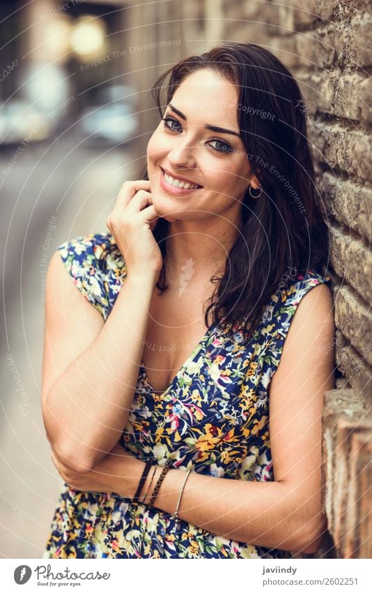 Mädchen mit blauen Augen, die an der Ziegelwand lächeln. Lifestyle Stil Glück schön Haare & Frisuren Sommer Mensch feminin Junge Frau Jugendliche Erwachsene 1