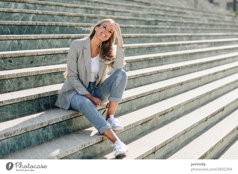 Schöne junge kaukasische Frau, die im urbanen Hintergrund lächelt. Lifestyle Stil Glück schön Haare & Frisuren Mensch feminin Junge Frau Jugendliche Erwachsene