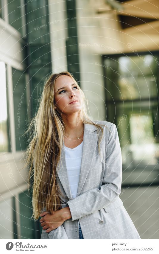 Blondes Mädchen in Freizeitkleidung auf der Straße. Lifestyle Stil schön Haare & Frisuren Mensch feminin Junge Frau Jugendliche Erwachsene 1 18-30 Jahre Herbst