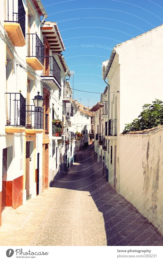 Siesta [XI] Ferien & Urlaub & Reisen Tourismus Städtereise Andalusien Spanien Dorf Stadtzentrum Altstadt Menschenleer Haus Mauer Wand Fassade Balkon Straße