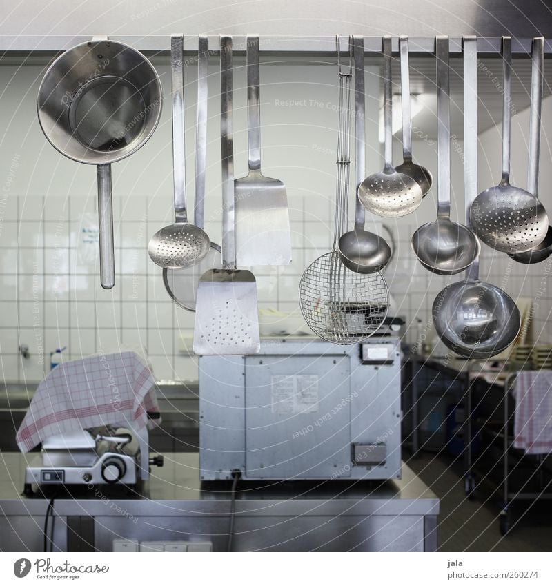 canteen kitchen Arbeitsplatz Küche Gastronomie Sieb Schöpfkelle Schöpflöffel grau Farbfoto Außenaufnahme Menschenleer Tag Garküche