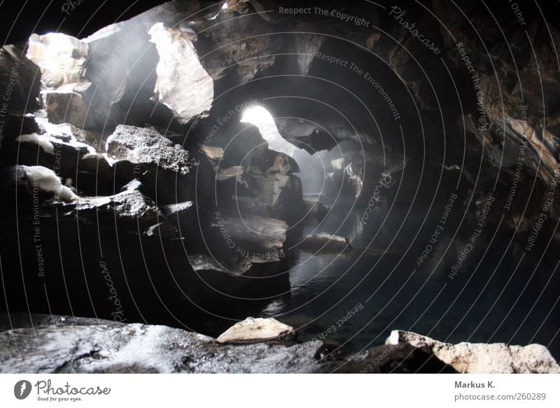 The Hidden Pool Wasser Sonnenlicht Felsen Höhle leuchten dunkel braun grau Sicherheit Schutz entdecken Idylle Farbfoto Außenaufnahme Innenaufnahme Menschenleer