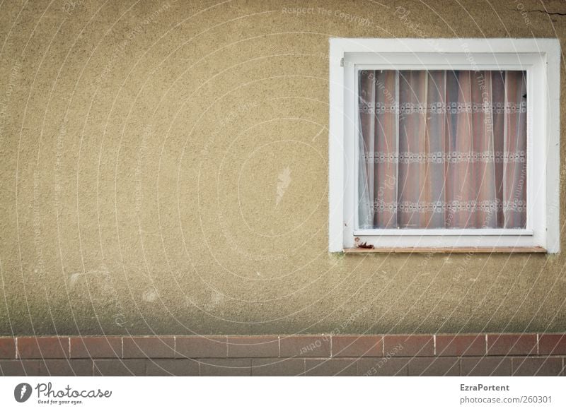 Windows Q Menschenleer Haus Bauwerk Gebäude Architektur Mauer Wand Fassade Fenster Stein Holz Glas eckig hässlich braun gelb grau weiß Putz Quadrat Gardine