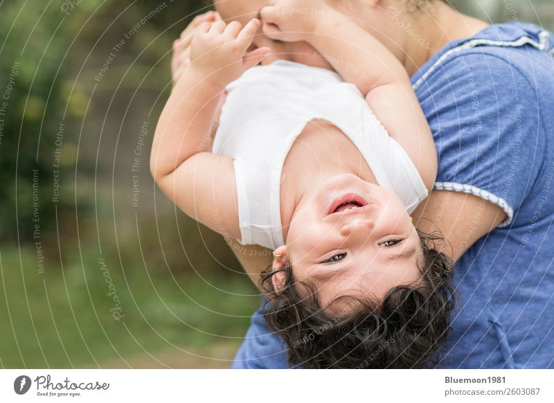 Mutter und Kleinkind spielen zusammen Lifestyle Freude schön Gesicht Gesundheit Leben Spielen Garten Kindererziehung Mensch feminin Baby Mädchen Junge Frau