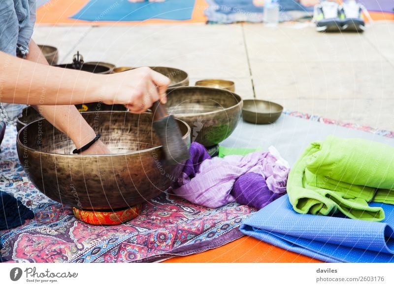 Hand spielt Yogaschalen im Freien. Lifestyle Wellness Erholung Meditation Spa Musik Mensch 1 Straße Metall Spielen Heilung Schüsseln Klang tibetisch Therapie