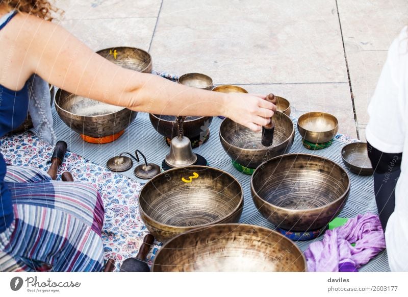 Hand spielt Yogaschalen im Freien. Schalen & Schüsseln Lifestyle Behandlung Alternativmedizin Wellness Erholung Meditation Spa Spielen Musik Mensch Straße