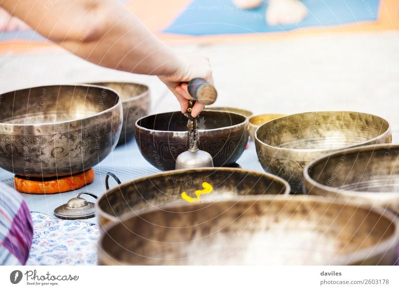 Hand spielt Yogaschalen im Freien. Schalen & Schüsseln Lifestyle Wellness Erholung Meditation Spa Spielen Musik Metall Energie Gesang Heilung Klang tibetisch