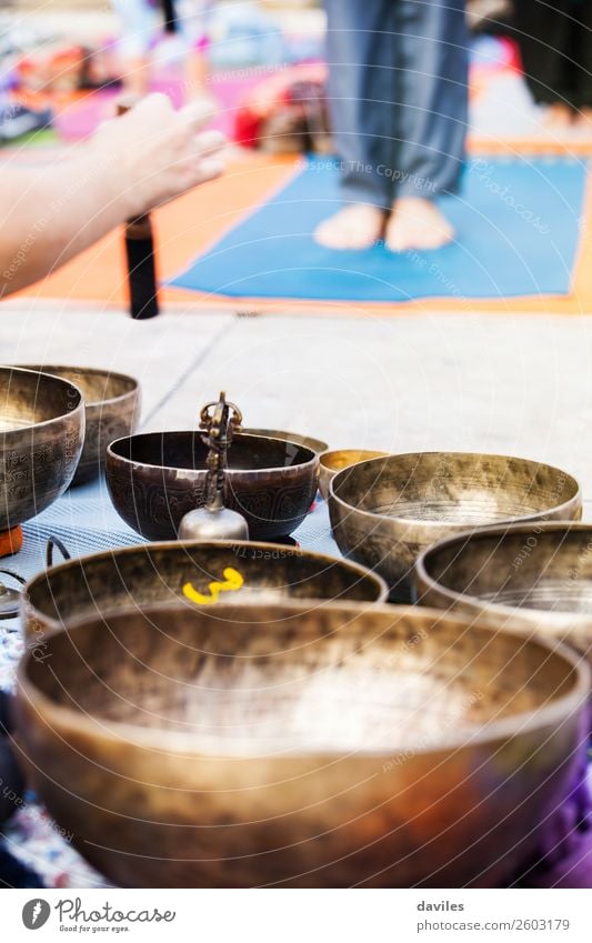 Hand spielt Yogaschalen im Freien. Schalen & Schüsseln Lifestyle Behandlung Alternativmedizin Wellness Erholung Meditation Spa Freizeit & Hobby Musik Metall