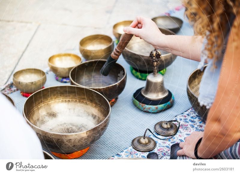 Frau beim Spielen von tibetischen Schalen Schalen & Schüsseln Lifestyle Alternativmedizin Wellness Wohlgefühl Erholung Meditation Musik Yoga Mensch Hand 1