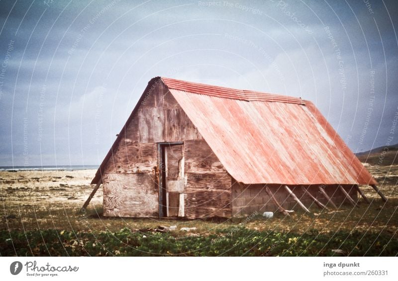 Haus am Meer Umwelt Natur Landschaft Pflanze Himmel Wolken Gewitterwolken Herbst Klima Küste Strand Menschenleer Gebäude alt einfach Gefühle Sehnsucht Heimweh