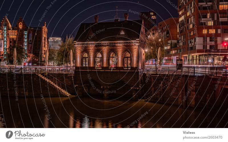 Speicherstadt Hamburg historisch Backstein Reflexion & Spiegelung Dämmerung Fleet Deutschland Licht Architektur dunkel Beleuchtung Wasser Denkmal Bauwerk