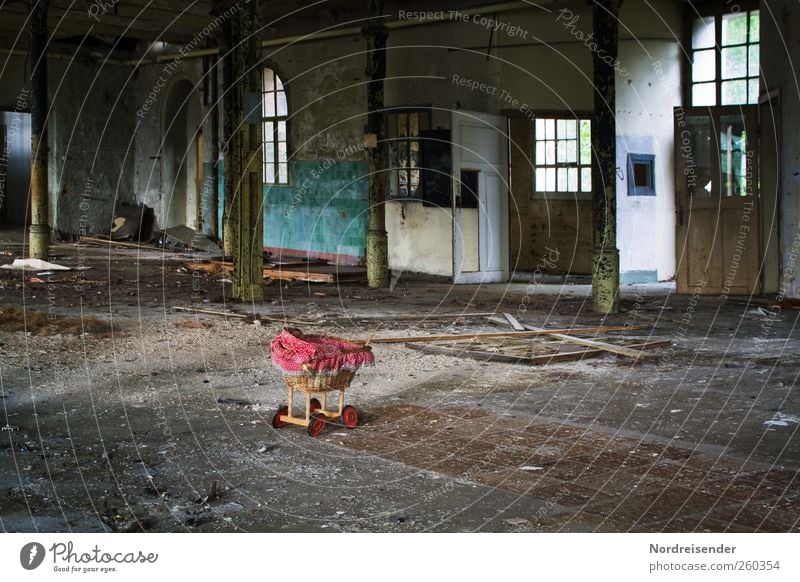 Menschenleer Spielen Innenarchitektur Raum Fabrik Gebäude Architektur Fenster Tür Spielzeug warten dreckig kaputt achtsam Wachsamkeit Traurigkeit Einsamkeit