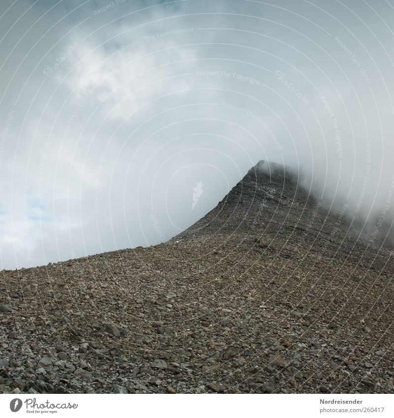 Verborgene Ziele ruhig Ausflug Abenteuer Berge u. Gebirge wandern Landschaft Urelemente Wolken Klima Klimawandel schlechtes Wetter Felsen Gipfel Wege & Pfade