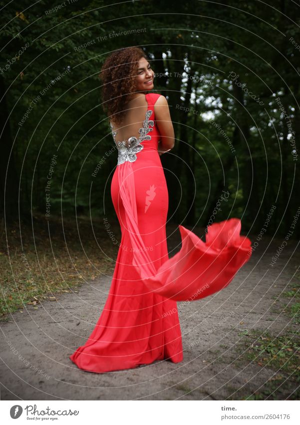 Nikolija feminin Frau Erwachsene 1 Mensch Baum Park Wald Wege & Pfade Kleid brünett langhaarig Locken Bewegung Lächeln lachen Blick stehen Freundlichkeit