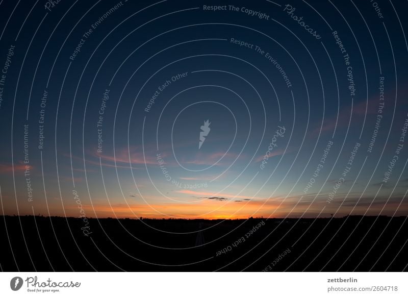 Tempelhof am Abend Abenddämmerung Berlin Dämmerung Farbenspiel Feierabend Ferne Flughafen Flugplatz Himmel Himmel (Jenseits) Horizont Menschenleer Romantik