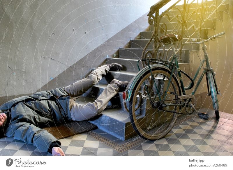 fahruntüchtig Mensch maskulin Mann Erwachsene Körper 1 Fahrrad liegen Treppe Treppenhaus solpern fallen Leiche Mord Unfall Versicherung Notfall Altbau Farbfoto