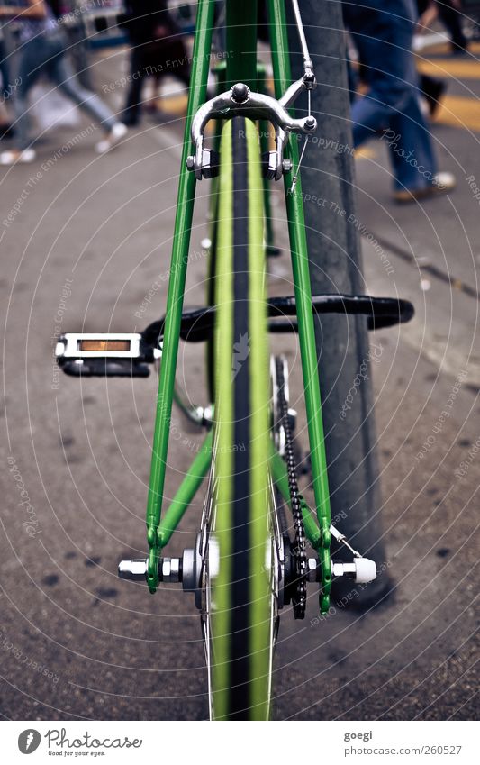 alles auf grün Lifestyle Mensch Menschengruppe Stadt bevölkert Verkehr Verkehrsmittel Personenverkehr Fußgänger Straße Fahrrad Singlespeed Trekrad Fixie